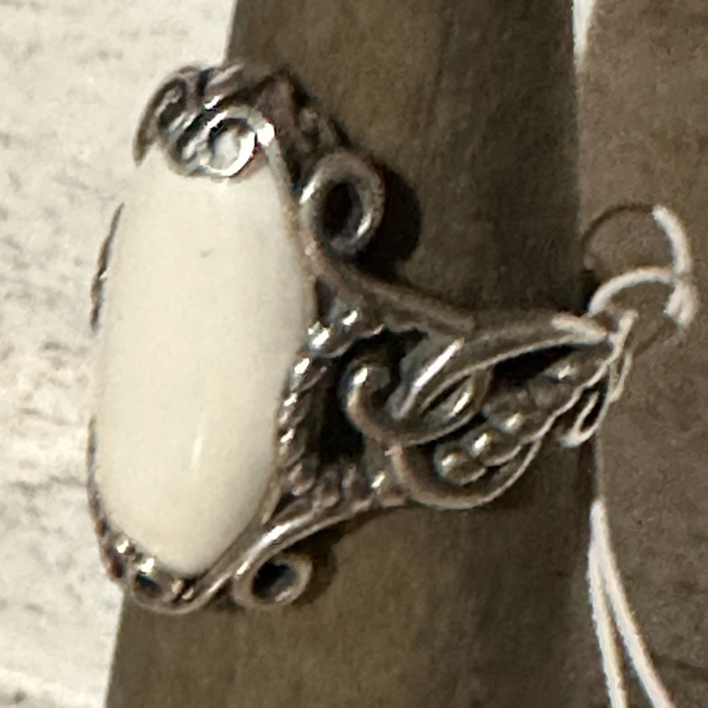 Carolyn Pollack Silver and Cream Ring - Picture 3 of 7